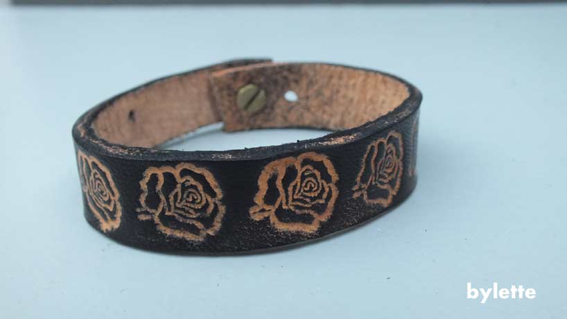 Bracelet cuir noir motif rose